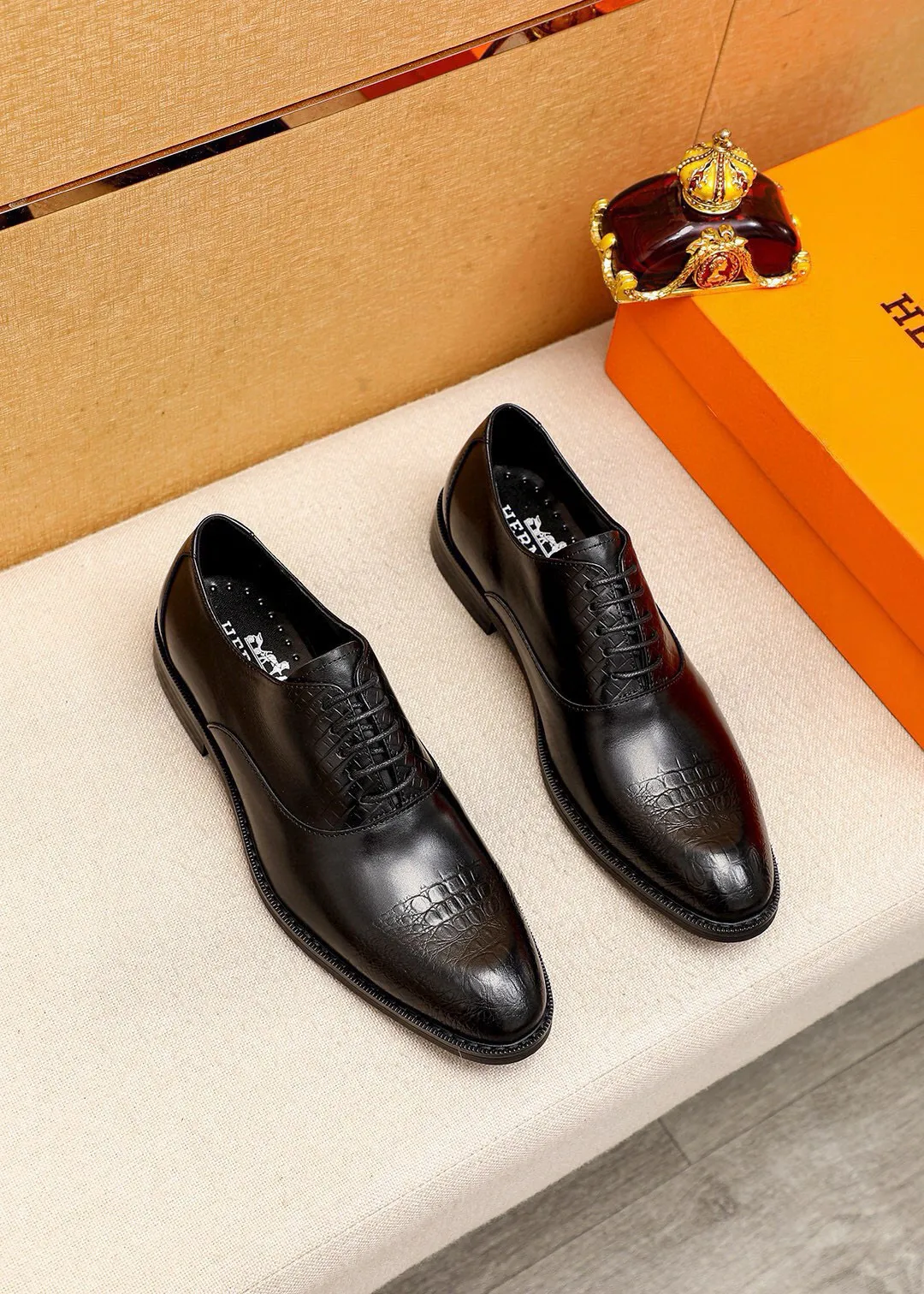 Men's shoes 💰460 💐 Product trademark: HERMES "Hermès" business leather shoes Regular size: 38-44 (45🉑️customized) Product materials: Selected imported first-layer calfskin upper, imported water-dyed 🐂 cowhide lining. Strong three-dimensional visual effect, non-slip and wear-resistant combination outsole Color: 2⃣️colors available
